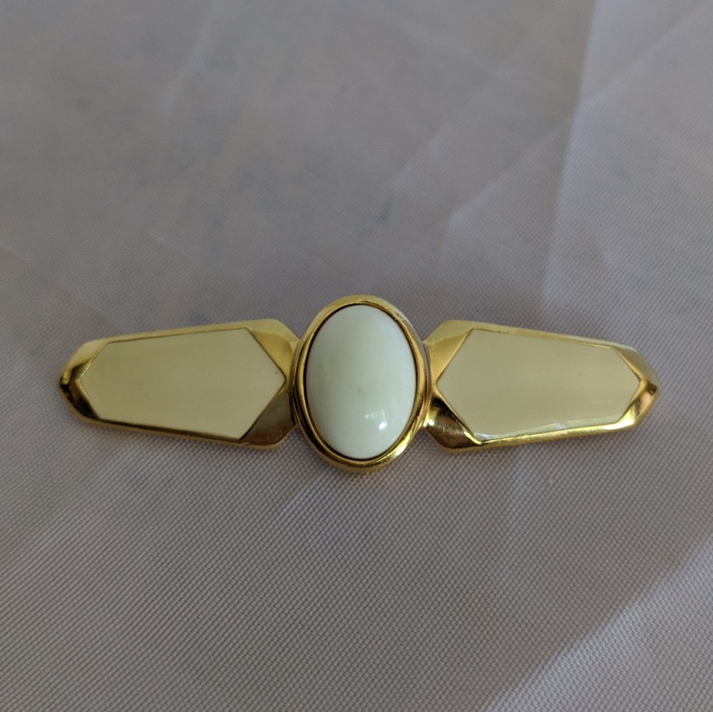 Vintage gold time cream & white Trifari brooch - Picture 1 of 3